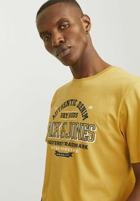 Jack & Jones LOGO RUNDHALS - Triko s potiskem - honey gold
