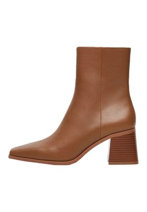 Bottine en cuir marron avec un bout pointu, talon bloc texturé, finition lisse et design sans coutures. Hauteur du talon modérée.