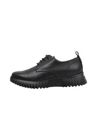 Zapato negro de cuero con cordones, suela gruesa y estriada, y tirador en el talón, mostrado en perfil lateral sobre un fondo blanco.