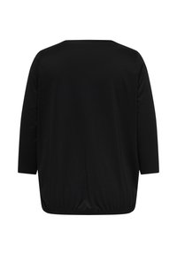 Μαύρο πουκάμισο με μακριά μανίκια, άνετη εφαρμογή, στρογγυλή λαιμόκοψη και ελαστική γαζωμένη μέση, απεικονιζόμενο από πίσω σε λευκό φόντο.