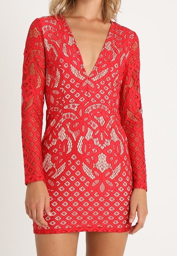 Robe en dentelle rouge à manches longues avec motifs floraux et en forme de losange. Décolleté plongeant en V, silhouette ajustée et texture transparente.