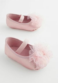 Rosa Ballettschuhe aus glänzendem Material, versehen mit einem weichen Tüllblumenakzent mit Glitzerelementen und einem sicheren Riemen für optimalen Halt.