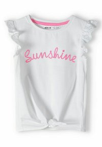 Bílý tričko s růžovým nápisem "Sunshine", rukávy s krajkovým volánem a uzlovým detailem na spodním okraji. Měkčí bavlněná tkanina.