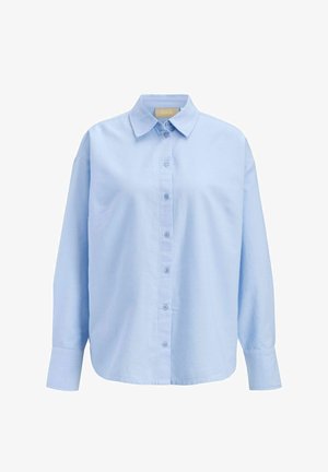 Gaiši zila garroku krekls ar atlokāmu apkakli un septiņām pogām priekšpusē, attēlots uz balta fona.