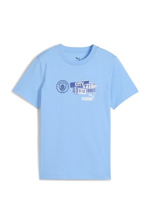 T-shirt en coton bleu clair avec un logo de Manchester City et un graphique "CITY TILL I DIE" en bleu foncé reliés par des bannières. Manches courtes.