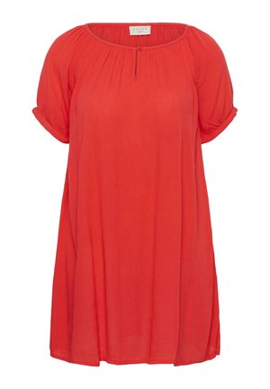 Blusa roja de manga corta con escote redondo, pequeños pliegues en el cuello, puños enrollados y un pequeño detalle de lazo con botón en el frente.