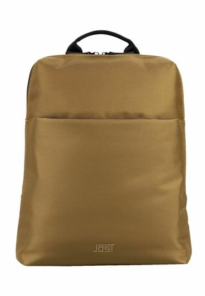 Sac à dos rectangulaire en tissu beige avec poche avant, poignée noire sur le dessus et logo de la marque discret près du centre inférieur.
