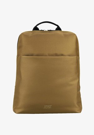 Sac à dos rectangulaire en tissu beige avec poche avant, poignée noire sur le dessus et logo de la marque discret près du centre inférieur.