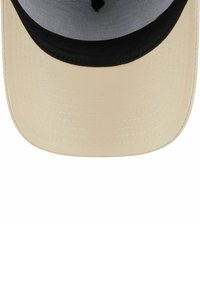Beige Kappe mit schwarzem Schirm; glatte Oberfläche; strukturiertes Design; verfügt über eine belüftete Oberseite und Nähte entlang der Kanten des Schirms.