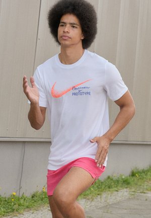 Nike Performance TEE FOUNDERS - T-Shirt sport - white