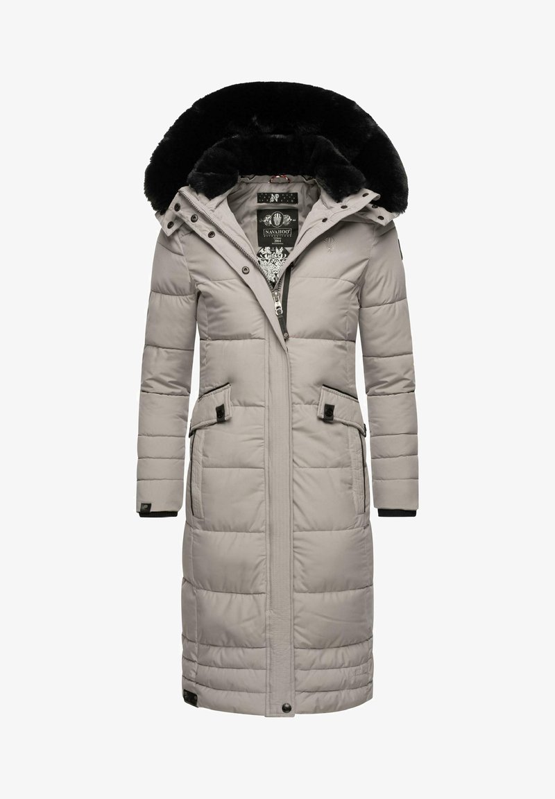 Abrigo acolchado largo de color gris con capucha forrada de piel, cremallera frontal y dos bolsillos laterales. El diseño incluye textura acolchada y un corte recto.