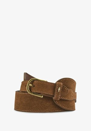 Brązowy skórzany pasek z mosiężną klamrą, płaski kształt i szczegółowe przeszycia. Materiał ma miękką teksturę i gładkie wykończenie.