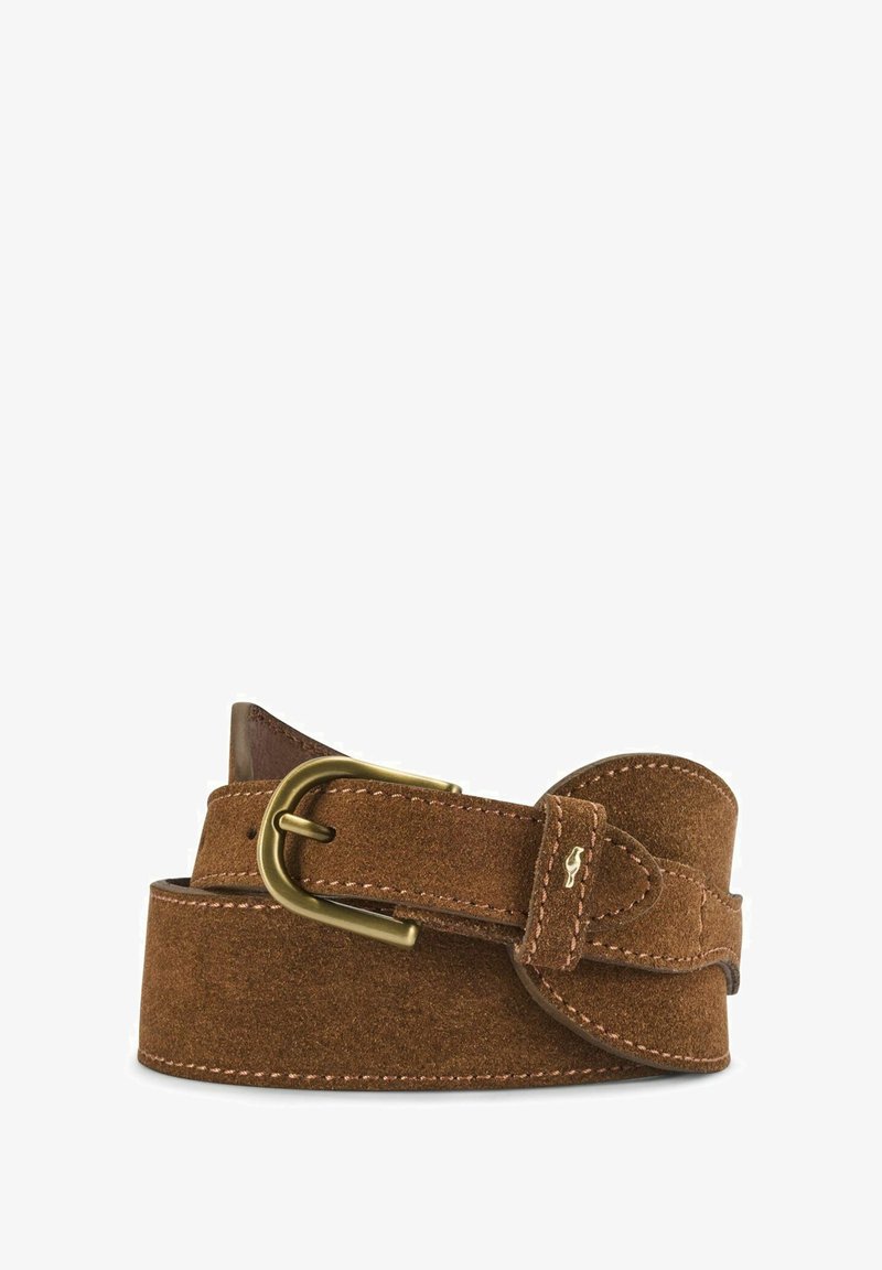 Brązowy skórzany pasek z mosiężną klamrą, płaski kształt i szczegółowe przeszycia. Materiał ma miękką teksturę i gładkie wykończenie.