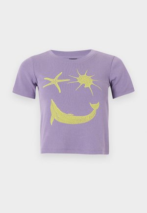 Kratka majica iz sivke z rumeno grafiko morskega zvezda, sonca in nasmejanega Delfina čez prsni del.