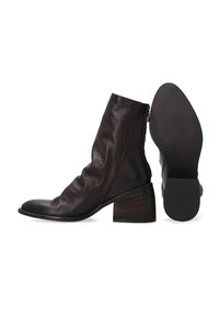 Černé kožené kotníkové boty s texturovaným blokovým podpatkem, volným tvarem, bočním zipem a hladkým tvarem špičky. Plochá gumová podrážka.