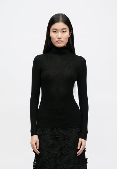 Pulover negru cu guler înalt și mâneci lungi, realizat dintr-un material subțire și elastic. Designul ajustat pune în valoare silueta.