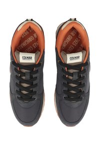 Ciemnoniebieskie sneakersy z siateczkowym i zamszowym materiałem, czarne sznurówki, pomarańczowa wkładka oraz białe akcenty. Logo na języku i pięcie.