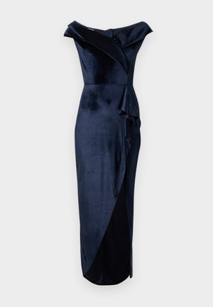 Abito da sera blu navy in tessuto vellutato, con scollo off-the-shoulder, dettagli a volant e una silhouette aderente con uno spacco laterale.