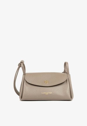 Sac à main en cuir gris avec une fermeture à rabat, un petit bouton doré et une sangle courte. Présente une surface texturée et un logo de marque embossé.