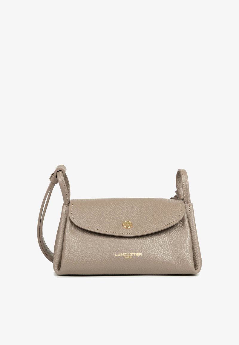 Sac à main en cuir gris avec une fermeture à rabat, un petit bouton doré et une sangle courte. Présente une surface texturée et un logo de marque embossé.