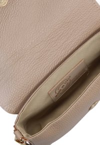 Borsa a tracolla in pelle beige con superficie testurizzata, hardware dorato e interno foderato in tessuto. Etichetta con la scritta "Made in Italy."