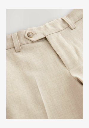 I pantaloni in lino beige presentano un design a vita piatta, una chiusura con bottone e una superficie in tessuto liscia e testurizzata con schemi sottili e discreti.