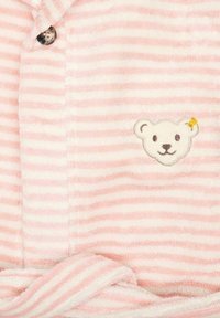 Bata de color rosa y blanco con rayas, hecha de suave toalla de felpa, que presenta un bordado de un oso con un detalle amarillo y un cierre de botón.