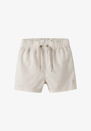 Shorts pour tout-petit à rayures verticales beige clair et blanc, avec une taille élastique et un cordon de serrage à l'avant.