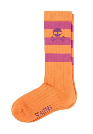 Calcetín naranja doblado con dos rayas horizontales moradas, un diseño de calavera y huesos cruzados en morado, y la palabra "Scalpers" en morado en el pie.