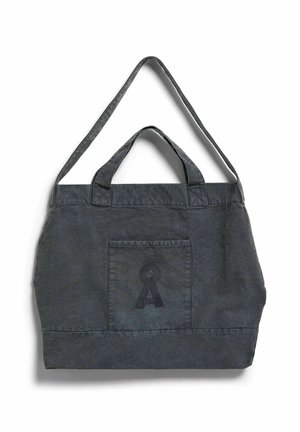 Sac fourre-tout en toile gris foncé avec poignées courtes, longue bandoulière et poche avant avec un écusson foncé cousu.