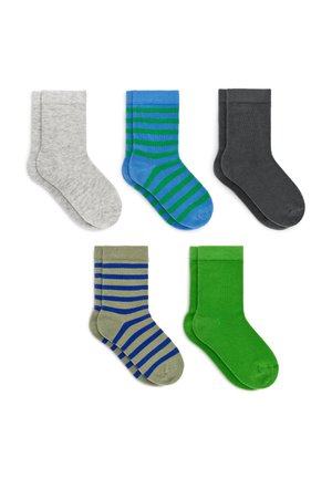 Cinq paires de chaussettes pliées : gris clair uni, bleu à rayures vertes, gris foncé uni, olive à rayures bleues et vert uni, présentées sur fond blanc.