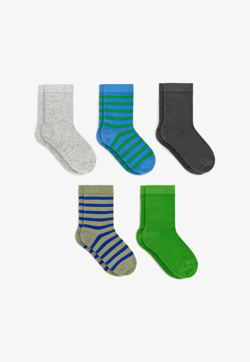 Cinq paires de chaussettes pliées : gris clair uni, bleu à rayures vertes, gris foncé uni, olive à rayures bleues et vert uni, présentées sur fond blanc.