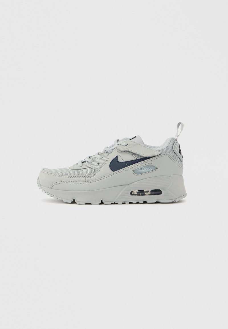 Szürke Nike Air Max sportcipők texturált felsőrésszel, hálós panelekkel, tengerészkék részletekkel és látható légrugózással a talpban.