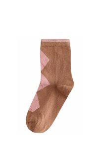 Calzino marrone con un motivo a diamante rosa e piccoli accenti rossi. Realizzato in un materiale morbido, ha una parte superiore a coste e una texture liscia.