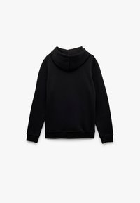 Czarna bluza z kapturem o miękkiej teksturze materiału, z regulowanym kapturem na sznurku, ściągaczami przy rękawach i u dołu. Prosty design bez widocznych logo czy wzorów.