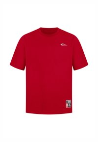 Camiseta de algodón roja con mangas cortas, cuello redondo, logo blanco en el lado izquierdo del pecho y una etiqueta con texto negro en el dobladillo inferior.
