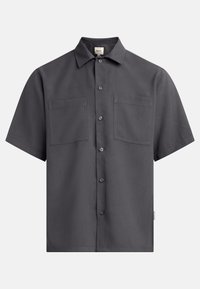 Graues Kurzarm-Hemd mit durchgehender Knopfleiste, zwei Fronttaschen, Kragen und glatter Stoffstruktur, mit dunklen Knopfakzenten.