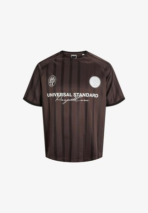 Mørkebrunt kortærmet T-shirt med lodrette striber, har en rund hals, logo-patches og hvid tekst på fronten.