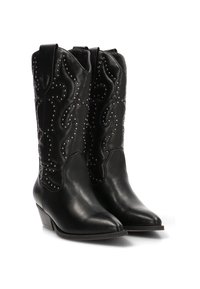 Botas de cowboy de cuero negro con punta afilada, parte superior texturizada con costuras decorativas y pequeñas tachuelas metálicas, tacón bajo apilado.