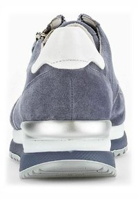 Sneaker in suede blu scuro con un tallone in pelle bianca e una suola intermedia in argento metallico. Presenta una suola in gomma resistente e dettagli con zip.