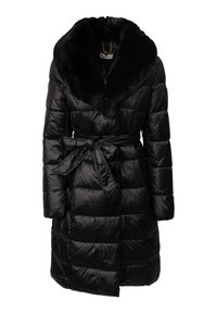 Cappotto lungo nera trapuntato con cintura annodata in vita e grande colletto in pelliccia morbida, chiusura frontale con bottoni e maniche lunghe.