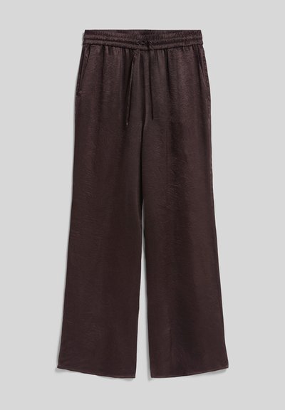 Pantalon large marron foncé avec taille élastique et cordon de serrage, présentant un motif texturé subtil et des poches latérales.