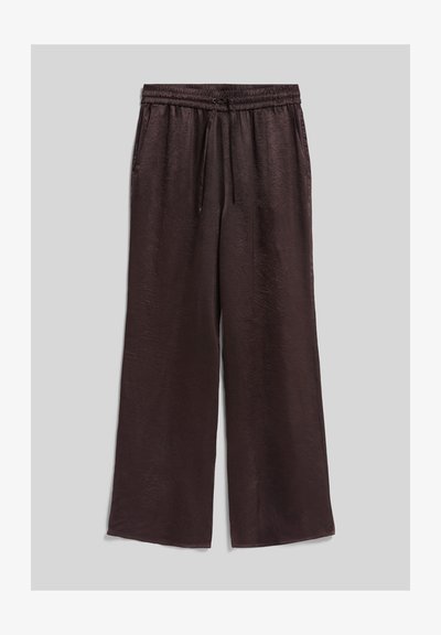 Pantalon large marron foncé avec taille élastique et cordon de serrage, présentant un motif texturé subtil et des poches latérales.