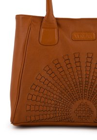 Sac fourre-tout en cuir marron présentant un motif de rayonnement texturé à l'avant, avec des poignées lisses et un logo en relief subtil.