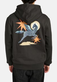 Felpa grigia scura in cotone, con un grande disegno stampato di un cavallo alato blu e esplosioni arancioni sul retro.