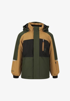 Veste imperméable en vert, marron et noir. Elle possède une poche poitrine zippée, des poignets élastiques et une capuche. Tissu texturé avec des accents réfléchissants.