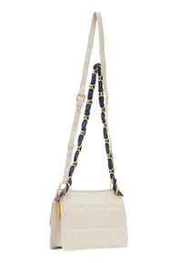 Beige lædertasker med en quiltet design, guld hardware, en aftagelig blå og guld kædetras, samt en lynlås lomme.