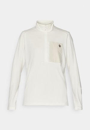 Weißer Langarmpullover mit halbem Reißverschluss am Kragen, ausgestattet mit einer beigen Brusttasche und dezentem Logo. Glattes Material mit taillierter Passform.