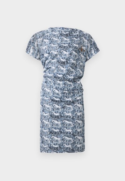 Φόρεμα με κοντά μανίκια, φόντο γαλάζιο-γκρι και επαναλαμβανόμενο μοτίβο λευκού αλογάκι-κουνιστό, με ραφές που συγκεντρώνουν το ύφασμα στη μέση.