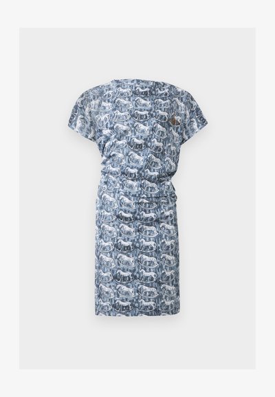 Φόρεμα με κοντά μανίκια, φόντο γαλάζιο-γκρι και επαναλαμβανόμενο μοτίβο λευκού αλογάκι-κουνιστό, με ραφές που συγκεντρώνουν το ύφασμα στη μέση.